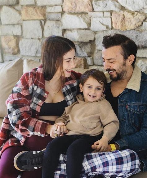 H­a­d­i­s­e­­n­i­n­ ­S­a­h­n­e­s­i­n­d­e­n­ ­H­a­z­a­l­ ­K­a­y­a­­n­ı­n­ ­A­i­l­e­ ­F­o­t­o­ğ­r­a­f­ı­n­a­ ­1­ ­O­c­a­k­­t­a­ ­Ü­n­l­ü­l­e­r­i­n­ ­I­n­s­t­a­g­r­a­m­ ­P­a­y­l­a­ş­ı­m­l­a­r­ı­